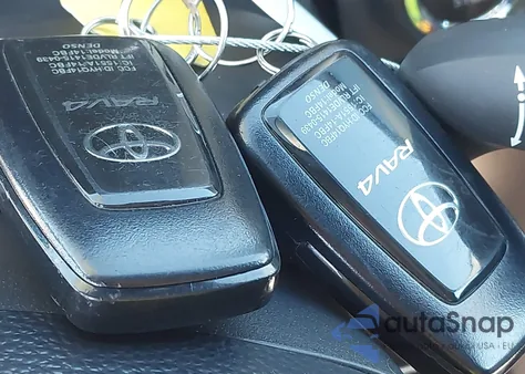 2021 Toyota Rav4 Xle z USA, uszkodzony, nr VIN 2T3P1RFV4MW224120